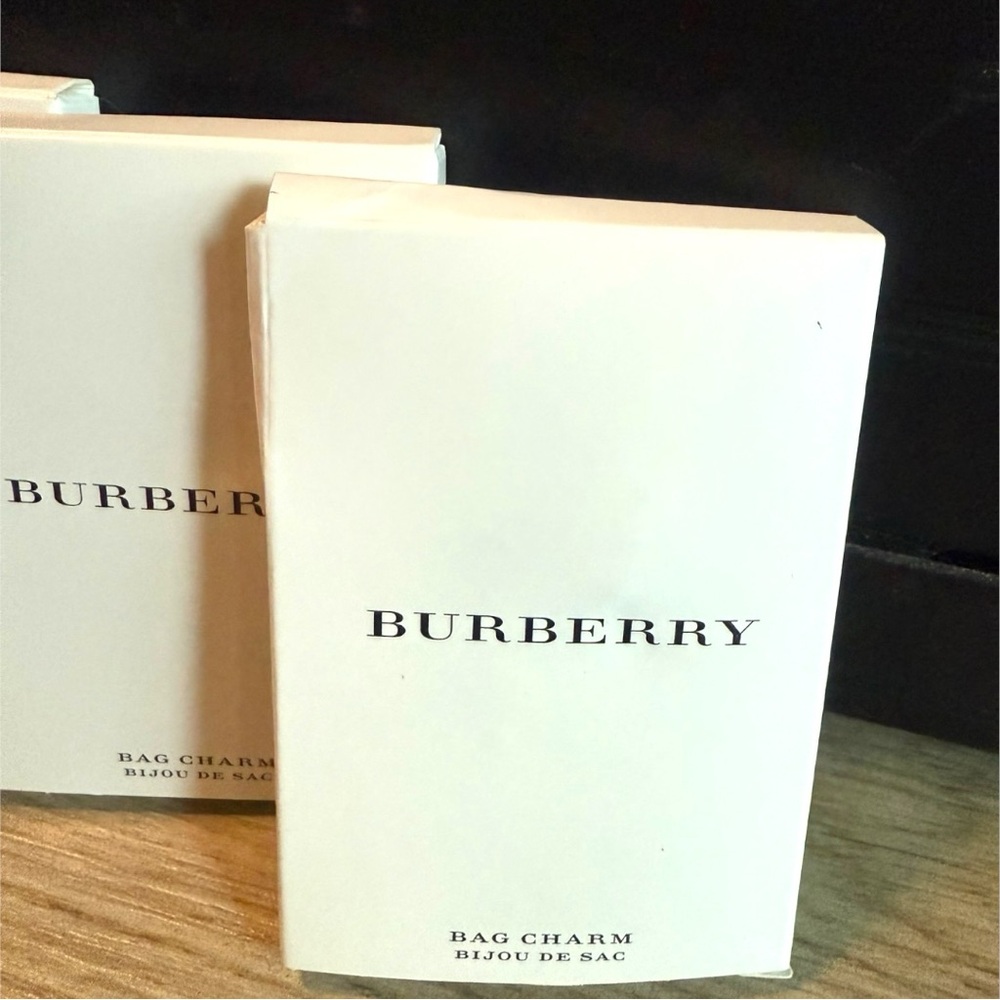 Burberry Gold Heart Key Holder - Picture 3 of 6